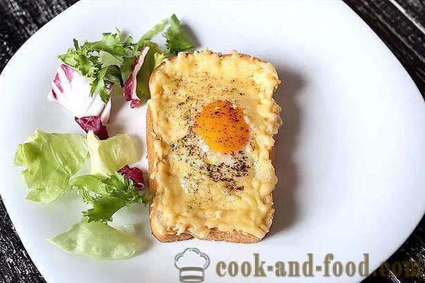 Varm smörgås med ägg och ost i ugnen till frukost