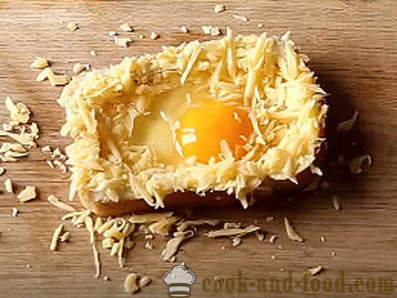 Varm smörgås med ägg och ost i ugnen till frukost