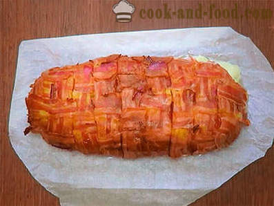 Potatiskaka med bacon med svamp och ost i ugnen