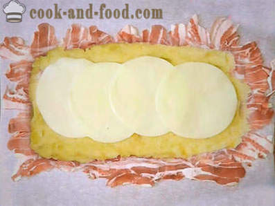 Potatiskaka med bacon med svamp och ost i ugnen