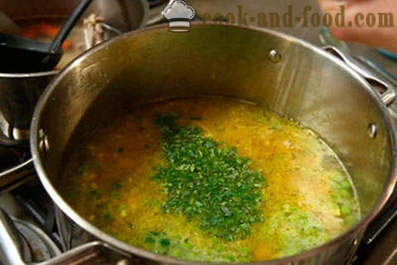Soppa med gröna ärtor och köttbullar