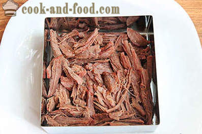 Layered sallad med kokt nötkött