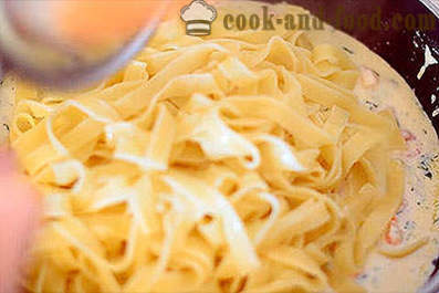 Fettuccine pasta med räkor i en krämig sås