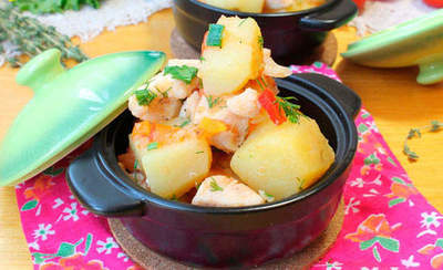 Bakad potatis med kyckling i en pott