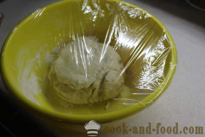 Grisar i filtar på yoghurt och jäst - hur man lagar korv i bakverk i ugnen, med en steg för steg recept foton