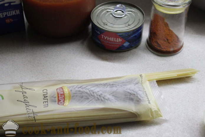 Spaghetti med tonfisk på burk i tomat-gräddsås - både läckra att laga spagetti, ett steg för steg recept foton