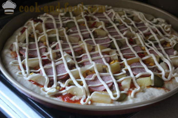 Jäst pizza med kött och ost hemma - steg för steg foto pizza recept med köttfärs i ugnen