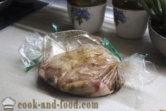 Kyckling lår bakas i fodralet - som en läcker bakade kyckling lår i ugnen i sojasås, ett steg för steg recept foton
