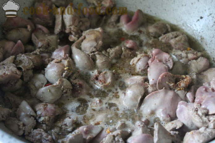 Rostade kycklinglever i gräddfil, morötter och lök - hur man lagar en läcker kyckling lever i ugnen, med en steg för steg recept foton