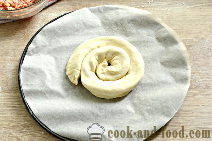 Pie Snail från den färdiga smördeg - som att baka en Layer Cake, snigeln med ost och korv, en steg för steg recept foton