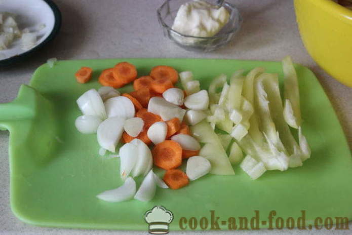 Unga potatis i en gryta med korv och grönsaker - hur man lagar en stek i ugnen unga potatis, en steg för steg recept foton