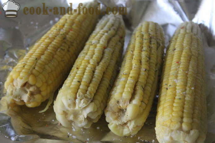 Corn bakas i ugnen i folie - hur man lagar majskolv i ugnen, med en steg för steg recept foton