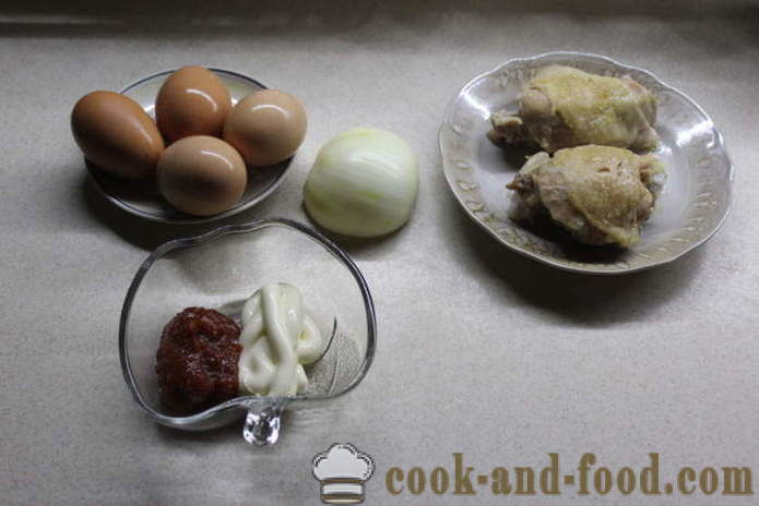 Layered sallad med kyckling och syltlök - Hur man förbereder en sallad med syltlök och kyckling, med en steg för steg recept foton