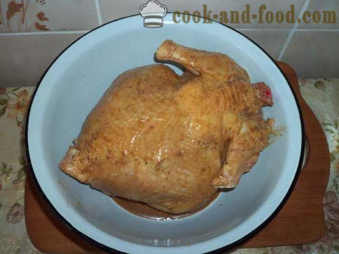 En hel kyckling i ugnen i en folie - som en läcker bakad kyckling i ugnen hela ett steg för steg recept foton