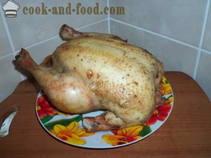 En hel kyckling i ugnen i en folie - som en läcker bakad kyckling i ugnen hela ett steg för steg recept foton