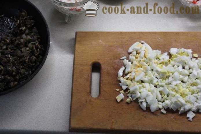 Layered krabba sallad med ris och svamp - hur man lagar krabba sallad med ris och svamp, en steg för steg recept foton