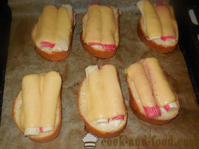 Varma smörgåsar med ost och krabba pinnar - Hur man gör varma smörgåsar i ugnen, med en steg för steg recept foton
