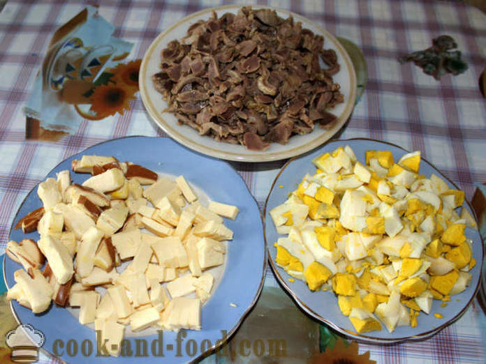 Sallad med korv ost och kyckling Navels - hur man gör en sallad av krås och ost, med en steg för steg recept foton