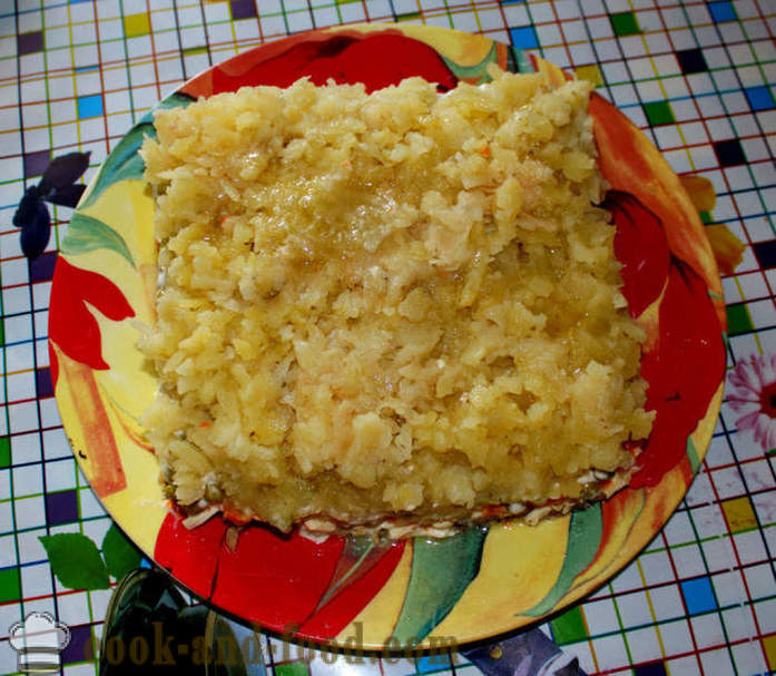 Layered sallad med skarpsill och ost - Hur man gör en skiktad sallad med skarpsill, en steg för steg recept foton