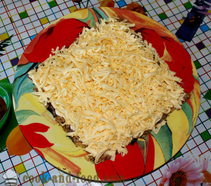 Layered sallad med skarpsill och ost - Hur man gör en skiktad sallad med skarpsill, en steg för steg recept foton