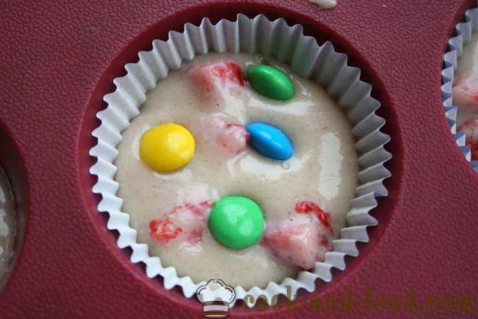 Hemlagad muffins på yoghurt med jordgubbar - hur man lagar muffins i silikonformar, ett steg för steg recept foton
