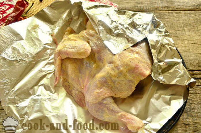 Hel kyckling bakas i folie i ugnen - hur man lagar en kyckling i ugnen i folie, med en steg för steg recept foton