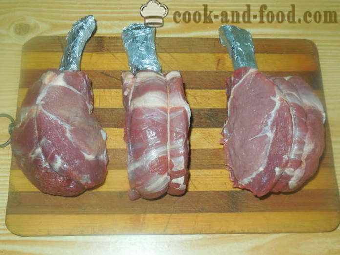 Bakad kalvkött ländryggen med ben - hur man lagar saftiga loin på benet i ugnen, med en steg för steg recept foton