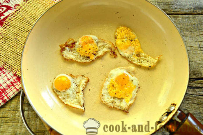 French toast med ägg och grönt på en stekpanna - hur man gör en skål med ett ägg till frukost, en steg för steg recept foton