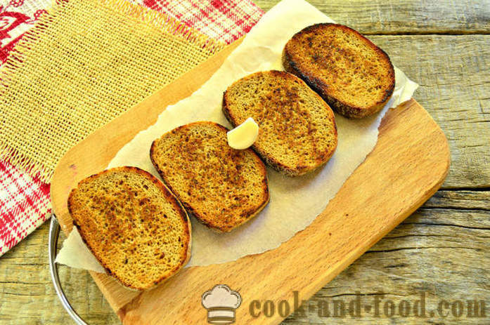 French toast med ägg och grönt på en stekpanna - hur man gör en skål med ett ägg till frukost, en steg för steg recept foton