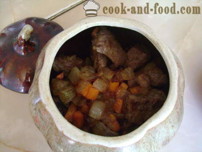 Grytstek med kött och potatis i ugnen - hur man lagar potatisen i potten med köttet, en steg för steg recept foton