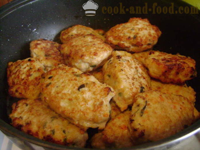 Saftigt kyckling kotlett med morot, lök - hur man gör saftiga kyckling kotletter i pannan, en steg för steg recept foton