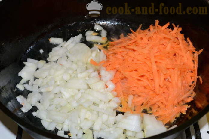 Kyckling lår bräserad med lök, morötter och inlagd gurka - hur man laga en läcker kyckling lår i en kastrull med en steg för steg recept foton