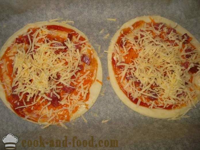 Mini pizza smördeg med korv och ost - hur man gör en mini-pizza smördeg, med en steg för steg recept foton