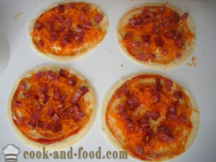 Mini pizza smördeg med korv och ost - hur man gör en mini-pizza smördeg, med en steg för steg recept foton