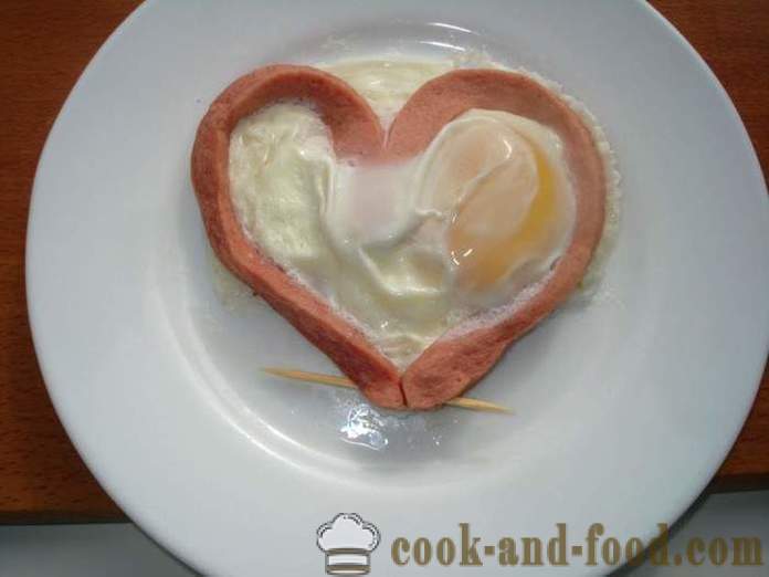Äggröra i ett hjärta med korv - hur man gör äggröra i form av hjärtat i en mikrovågsugn, ett steg för steg recept foton