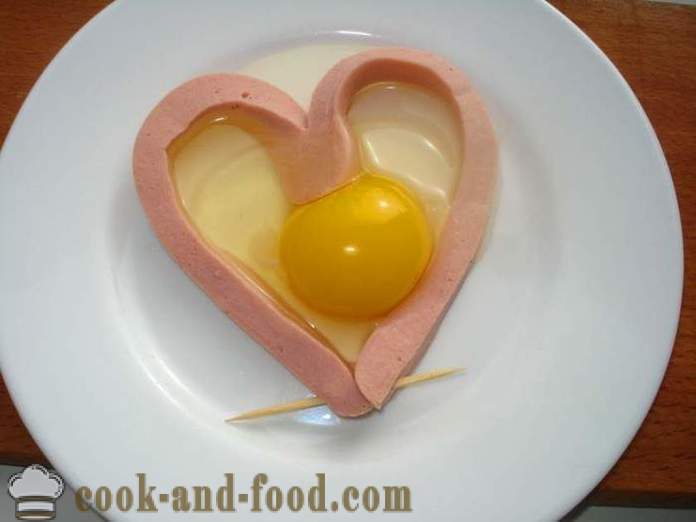 Äggröra i ett hjärta med korv - hur man gör äggröra i form av hjärtat i en mikrovågsugn, ett steg för steg recept foton