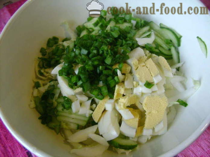 Sallad med kinakål, gurka, ägg och grön lök - hur man lagar en läcker sallad på kinakål, ett steg för steg recept foton