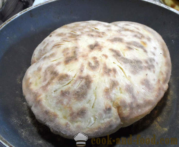 Khachapuri i Imereti ost - hur man gör tortillas med ost i en stekpanna, en steg för steg recept foton