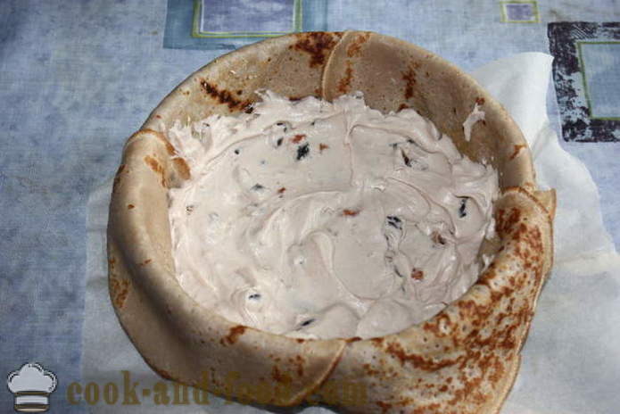 Hemlagade pannkakor kaka med ricotta ost och toppad med vispad grädde