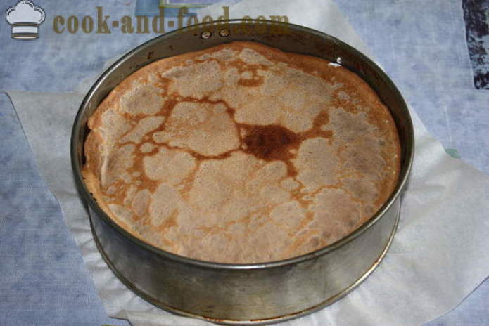 Hemlagade pannkakor kaka med ricotta ost och toppad med vispad grädde