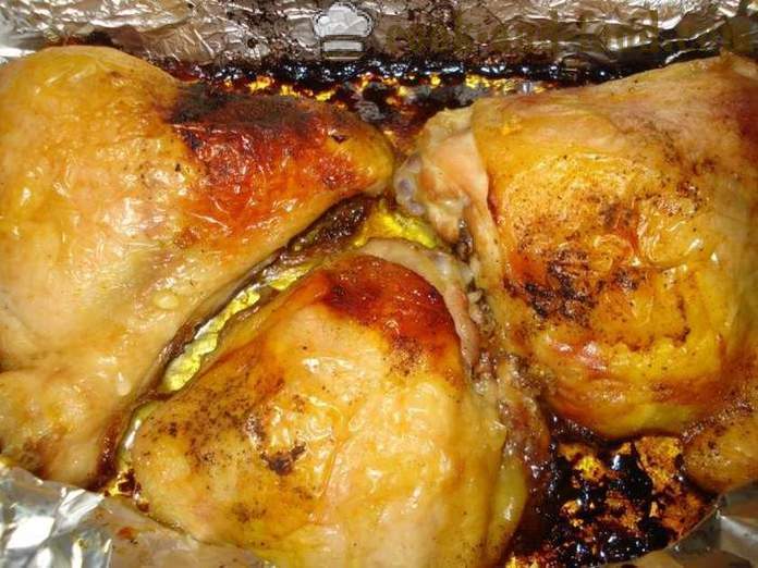 Bakad kyckling lår i en folie - Som en läckra bakverk kyckling lår i ugnen, med en steg för steg recept foton