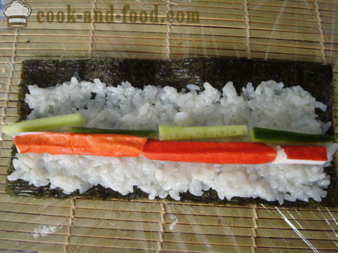Sushi med krabba pinnar och gurka - Hur man gör sushi med krabba pinnar hemma, steg för steg recept foton