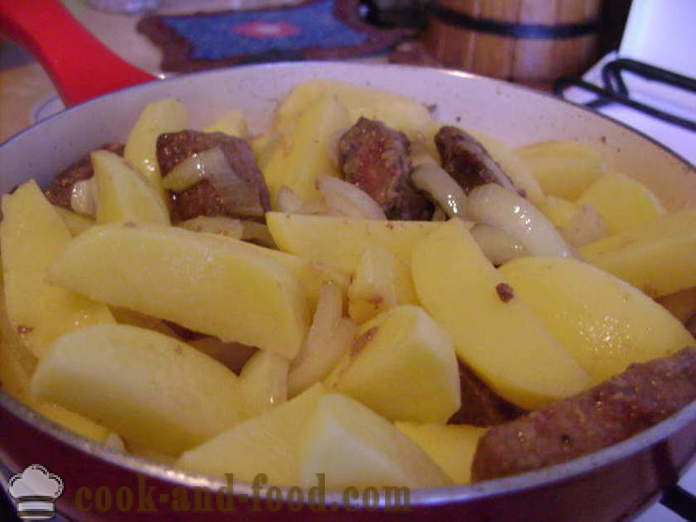 Lever med potatis i en kastrull - hur man lagar nötlever med potatis, en steg för steg recept foton