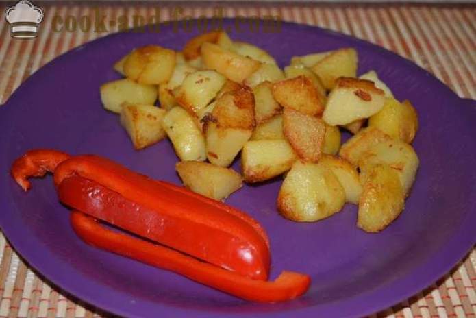 Kokt potatis i deras skinn i en kastrull stekt - läcker maträtt av kokt potatis i deras skinn till garnering