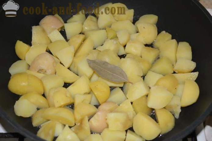 Kokt potatis i deras skinn i en kastrull stekt - läcker maträtt av kokt potatis i deras skinn till garnering