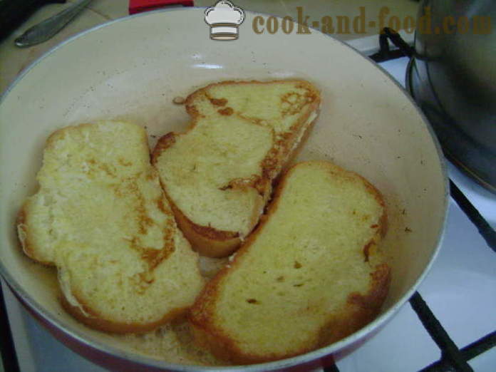 Skålar av bröd med ost - som yngel krutonger i en stekpanna, en steg för steg recept foton