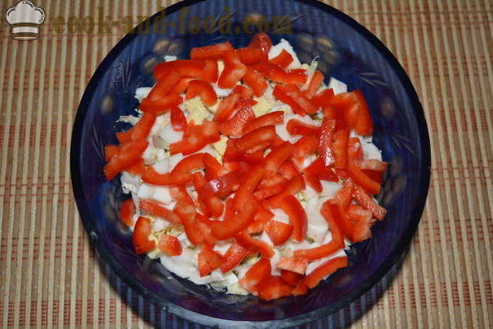 Sallad på kinakål med rökt korv, paprika och konserverad majs - hur man förbereder en sallad av kinakål med majs och korv, en steg för steg recept foton