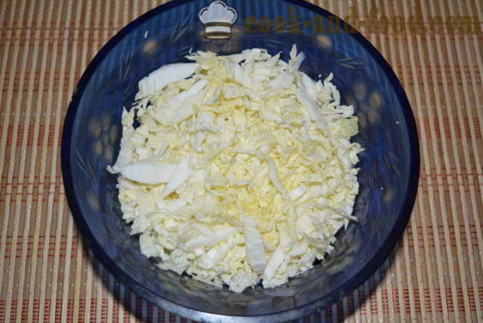 Sallad på kinakål med rökt korv, paprika och konserverad majs - hur man förbereder en sallad av kinakål med majs och korv, en steg för steg recept foton