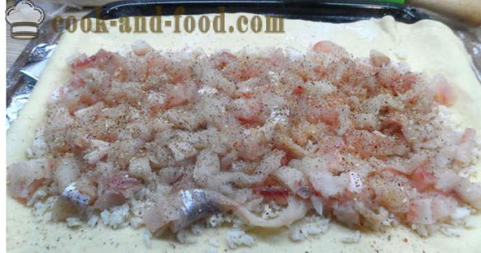 Jäst tårta med fisk och ris och färsk fisk - hur man lagar en paj med fisk i ugn, med en steg för steg recept foton