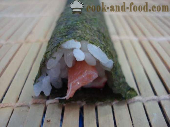 Sushi rullar med krabba pinnar och röd fisk - matlagning sushi rullar hemma, steg för steg recept foton